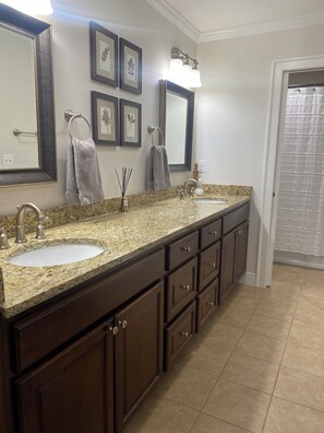 Secador de cabelo, toalhas de banho, sabonete, shampoo