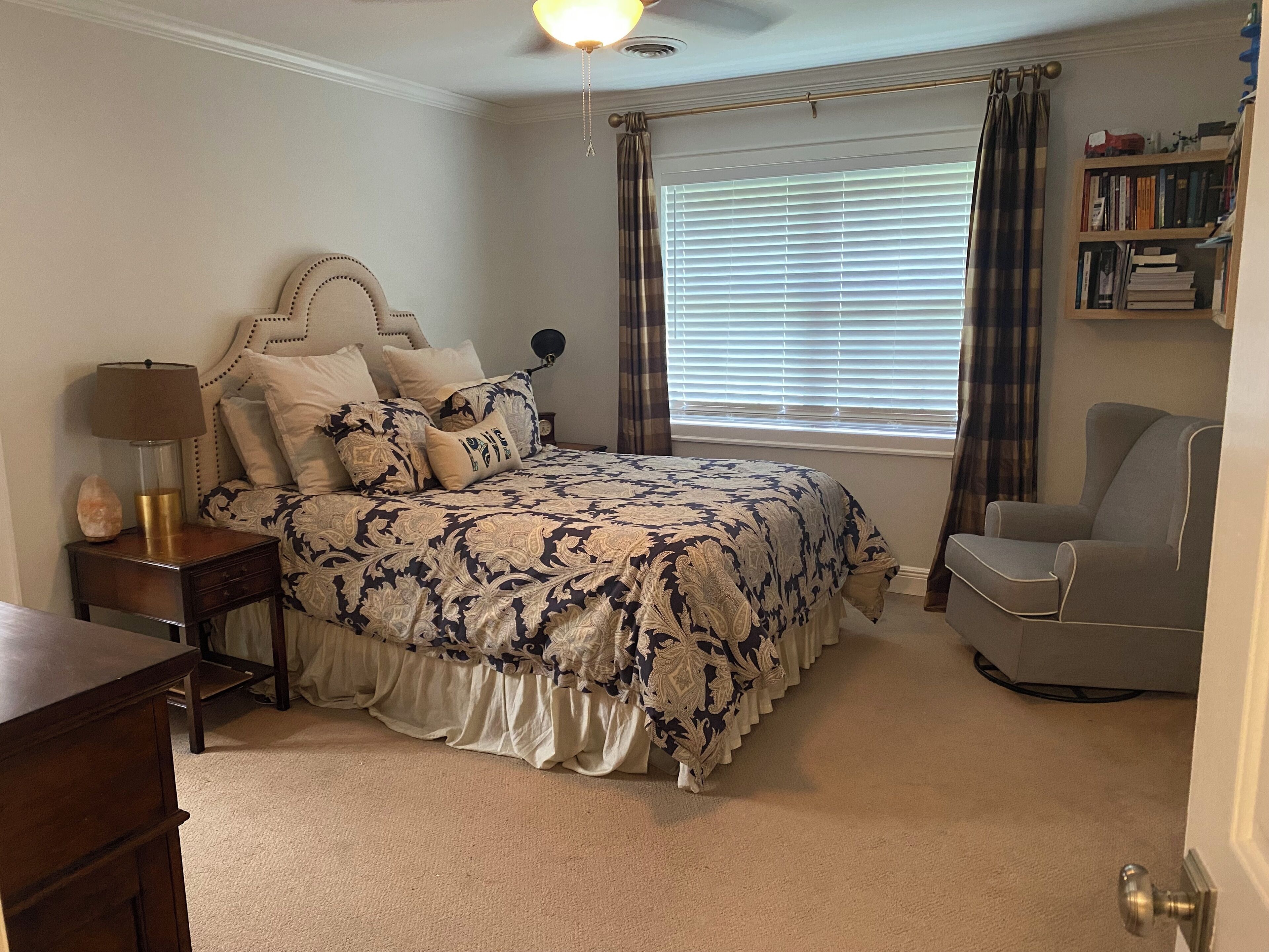 4 soverom, skrivebord, strykejern/-brett og reiseseng for barn