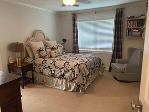 4 quartos, escrivaninha, ferros/tábuas de passar roupa, berço de viagem