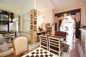 Lobby sitting area - Collection O 3986 Just 11 Boutique Residence Syariah (Ngaglik)