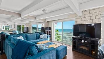 Una televisión, un reproductor de DVD, un reproductor estéreo