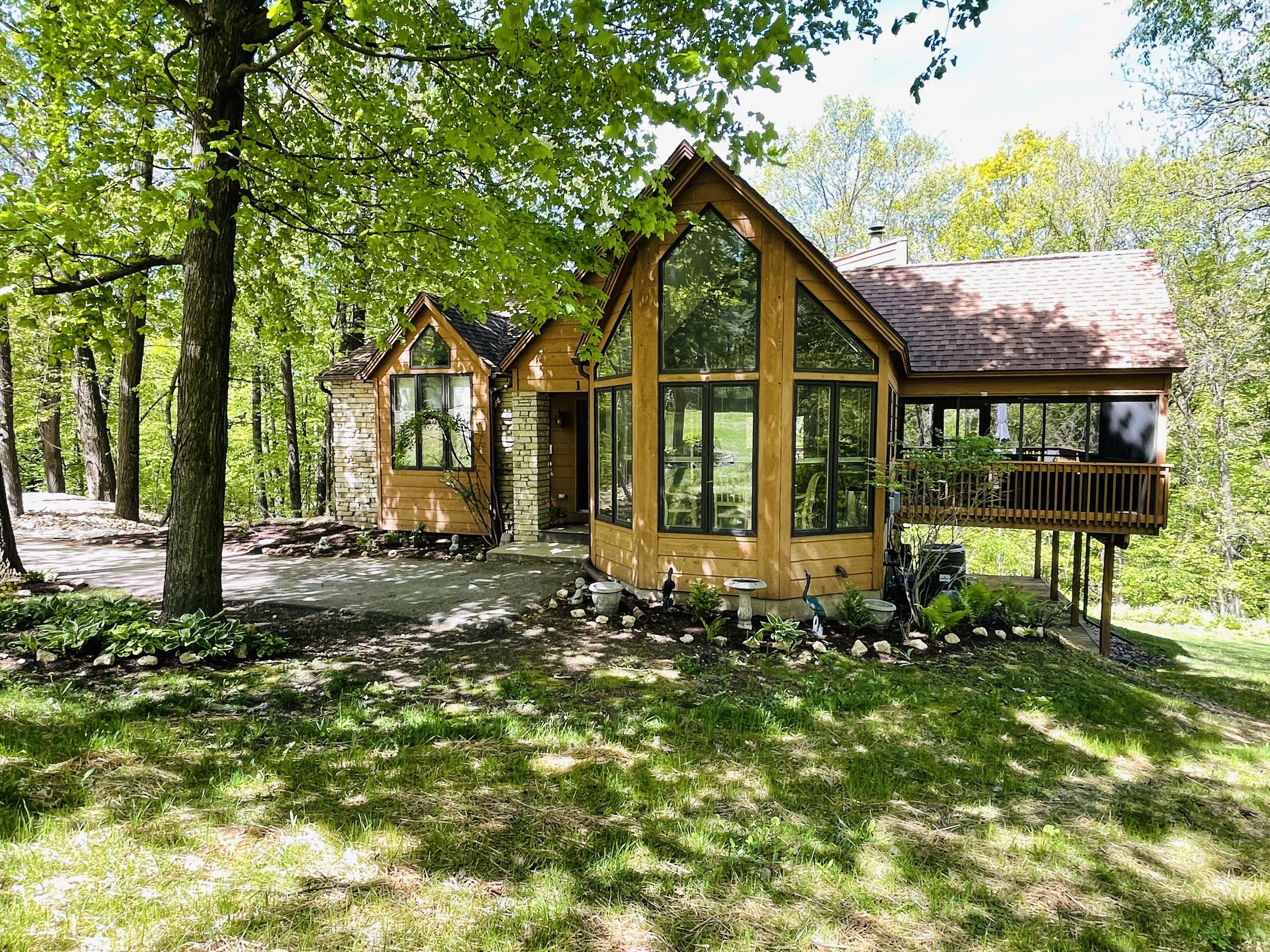 Beautiful house on a private wooded lot, with jacuzzi and wood-burning fireplace