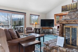 TV - 4BR Mountain Retreat w/Hot Tub & Sauna (Silverthorne)