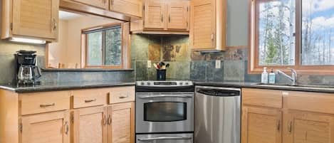 Frigorifero, microonde, forno, piano cottura