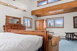 4 bedrooms, desk, iron/ironing board, WiFi - 4BR Mountain Retreat w/Hot Tub & Sauna (Silverthorne)