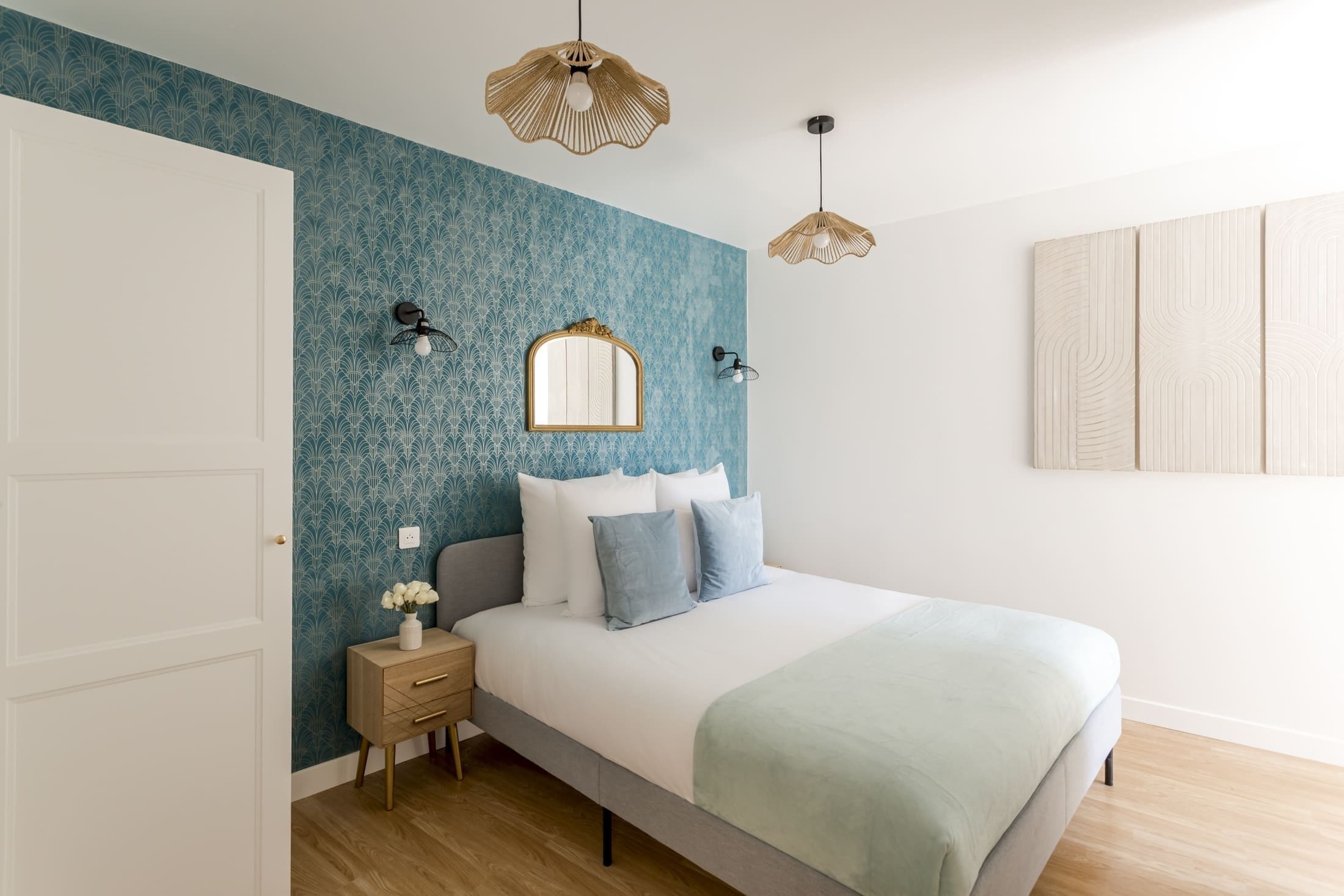 5 habitaciones, escritorio y tabla de planchar con plancha 