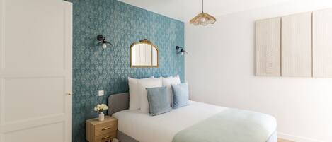 5 chambres, bureau, fer et planche à repasser, lit parapluie