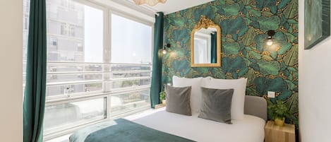 5 slaapkamers, een bureau, een strijkplank/strijkijzer, reisbedje