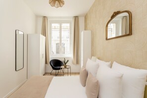3 Schlafzimmer, Schreibtisch, Bügeleisen/Bügelbrett, Reisekinderbett