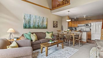 Smart TV, fireplace, stereo