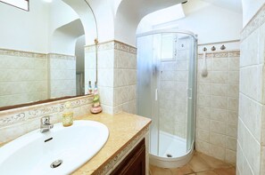Regadera y secadora de cabello 
