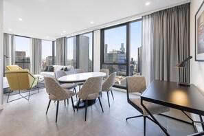 Suite, 3 soverom (Altitude) | Oppholdsområde | En 50-tommers smart-TV med digitale kanaler