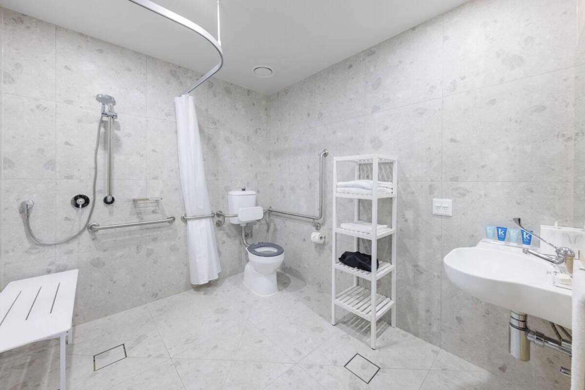 1 Bedroom Accessible Suite | Bathroom | Shower, designer toiletries, hair dryer, towels
