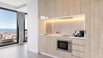 Refrigerador con freezer, microondas, placa de cocina, lavavajillas