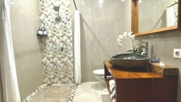 Vila Bulan Madu | Kamar mandi | Perlengkapan mandi gratis, pengering rambut, jubah mandi, dan sandal