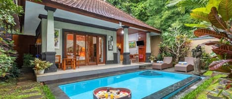 Romantische villa | Woonruimte | Een 40-cm smart-tv met kabelzenders