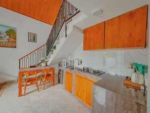 Vil·la prèmium | Cuina privada | Frigorífic, placa de cuina, rentaplats i bullidora elèctrica 