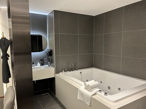 VIP Twin | Bathroom - TheOne Hotel (Sacheon)