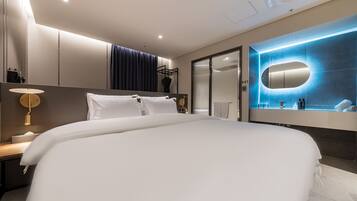 Deluxe Room, Partial Ocean View | Free WiFi