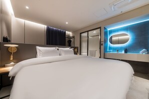 Deluxe Room, Partial Ocean View | WiFi (free) - TheOne Hotel (Sacheon)