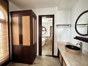 Appartement Deluxe | Salle de bain | Douche hydromassante, chaussons, bidet, serviettes fournies