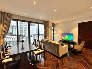 Appartement Deluxe | Coin séjour | TV connectée de 43 pouces avec chaînes numériques, télévision