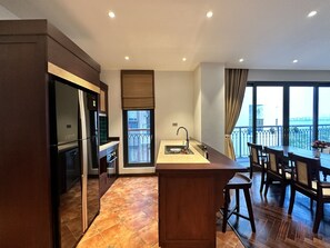 Appartement Deluxe | Cuisine privée | Réfrigérateur, micro-ondes, plaque de cuisson, bouilloire électrique