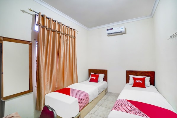 Habitación estándar con 2 camas individuales | Escritorio, espacio para trabajar con laptop y wifi gratis 