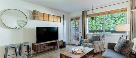 TV connectée, lecteur de DVD, baby-foot, livres