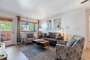 Smart-TV, Tischfußball, Bücher