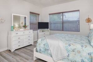 5 bedrooms, iron/ironing board, free WiFi, bed sheets - Multi-Family Beach House, Ocean Views, 2 min Walk to Beach, Restaurants, Shops! $300 in Free Tickets (St. Augustine)