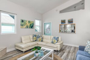 Smart TV - Multi-Family Beach House, Ocean Views, 2 min Walk to Beach, Restaurants, Shops! $300 in Free Tickets (St. Augustine)