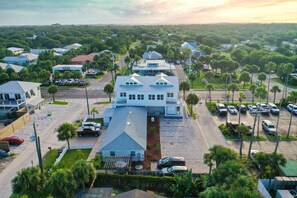 Exterior - Steps to Beach! Suite Bedrooms, Walk to Shops and Pier, Minutes to Downtown, $300 in Free Tickets! (Saint Augustine)