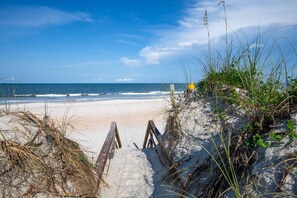 Beach nearby, beach towels, surfing, motor boating - Steps to Beach! Suite Bedrooms, Walk to Shops and Pier, Minutes to Downtown, $300 in Free Tickets! (Saint Augustine)