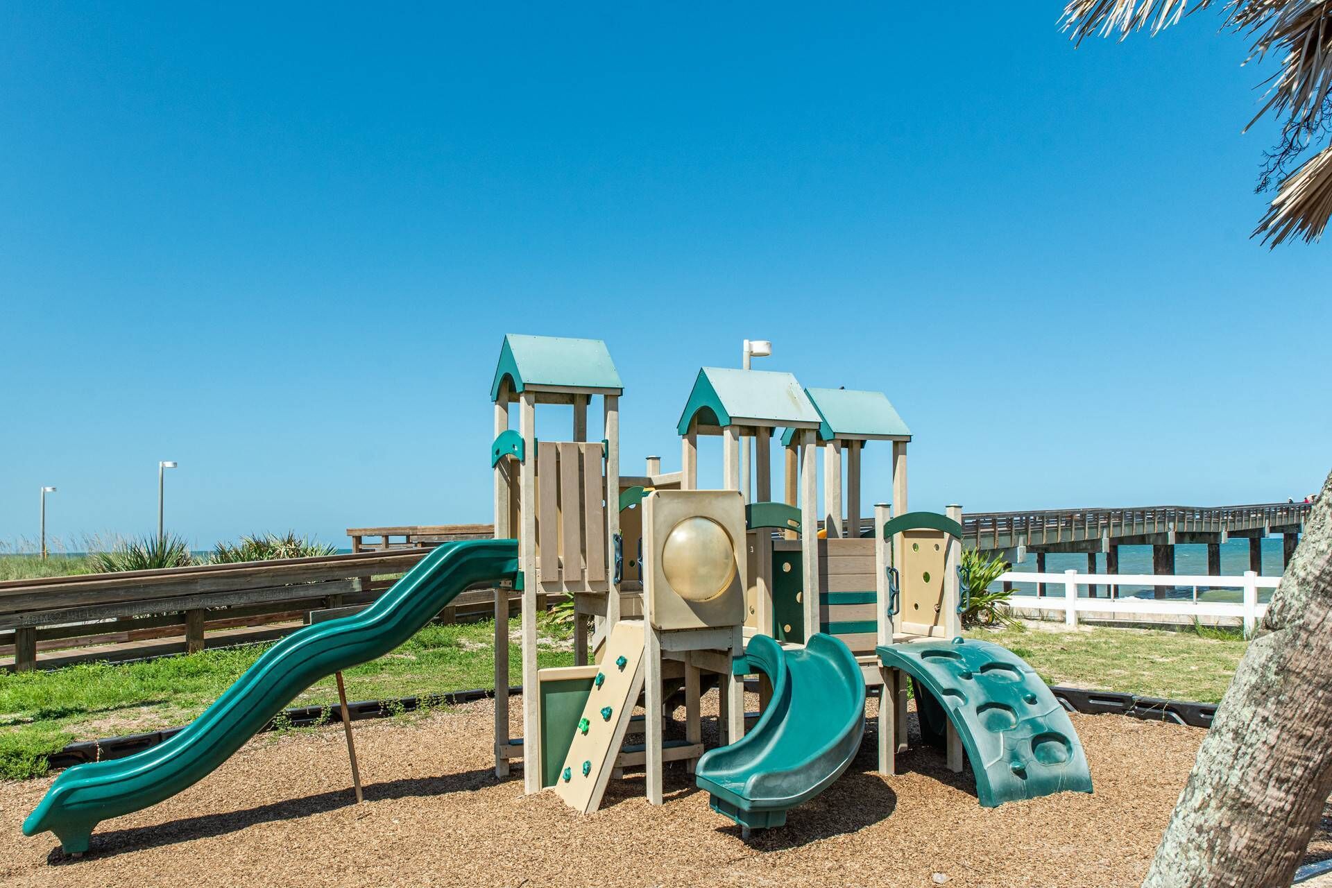 Un’area giochi con scivolo, strutture per arrampicata e una torre panoramica.