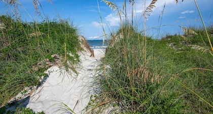 Perfect Beach Strip Location, Steps to Beach, Walk to Restaurants, Shops, Pier, $300 in Free Tickets