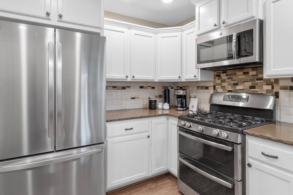 Geladeira, micro-ondas, fogão, cooktop