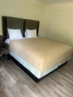 Escritorio, cortinas blackout y tabla de planchar con plancha 