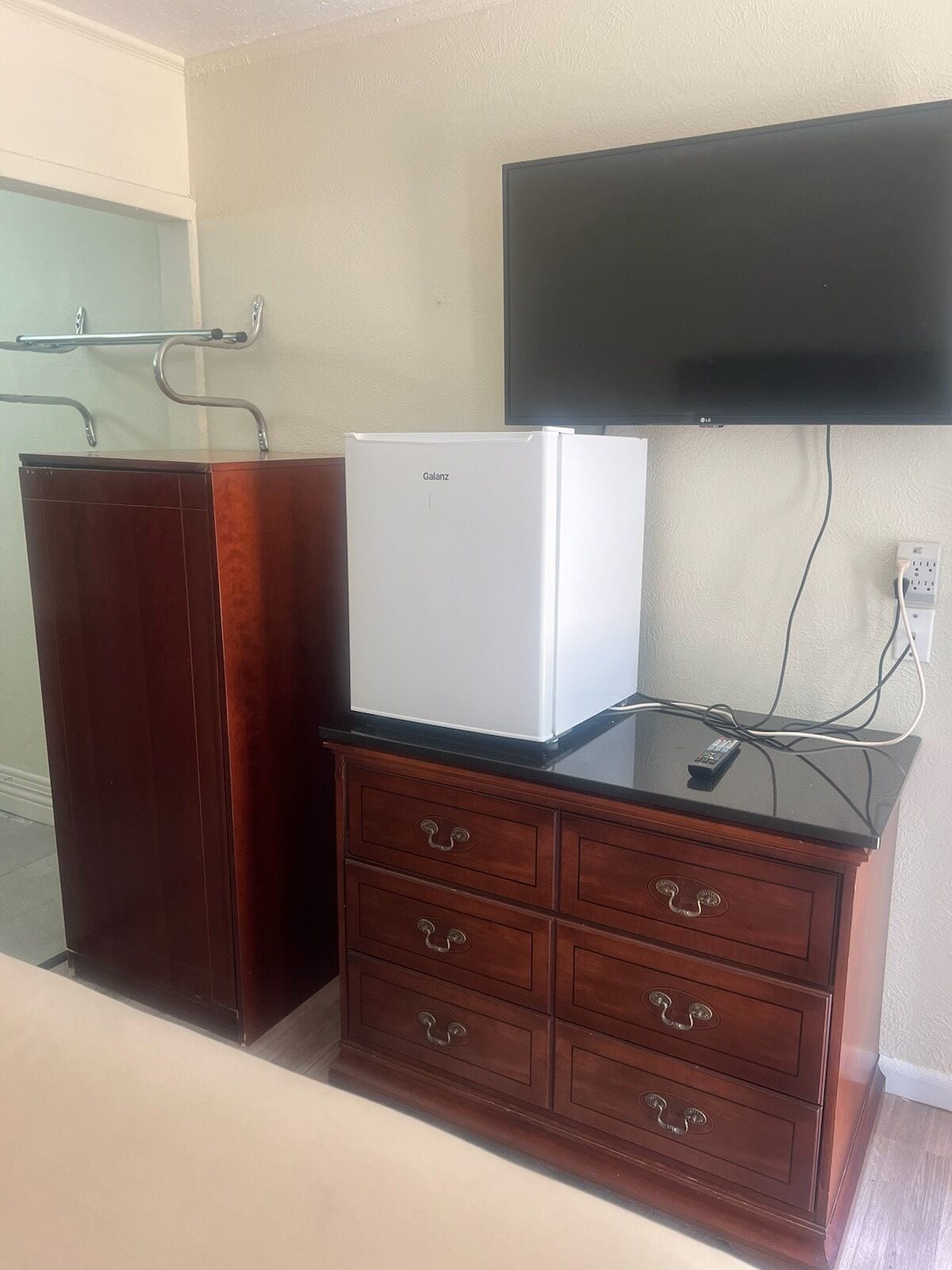 Escritorio, cortinas blackout y tabla de planchar con plancha 