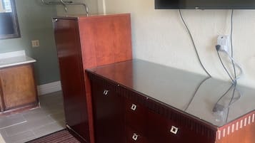 基础单人房 | 办公桌、遮光窗帘、熨斗/熨衣板、免费 WiFi