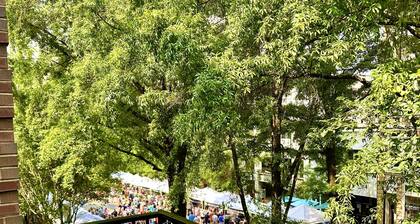 âThe Beehiveâ - Private Balcony Overlooking Main Street in Downtown Greenville
