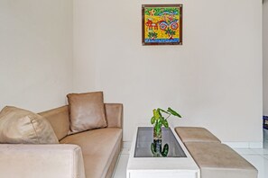 Lobby - OYO 90452 Pillow Inn (Karawang)