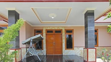 Vista frontal de la propiedad