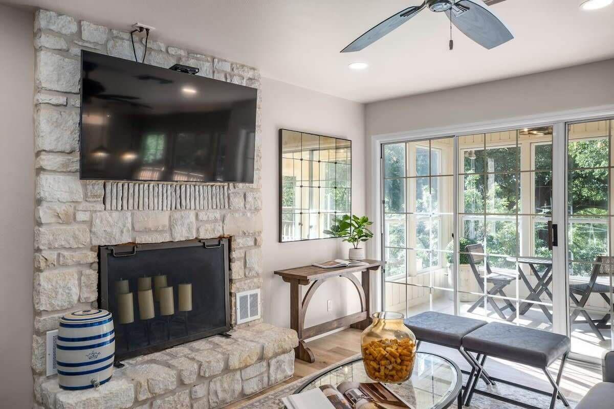 Rio Ranchito Loft, riverfront, hot tub, sleeps 4!