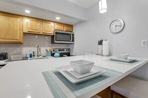 Fridge, microwave, oven, stovetop - Cozy 2 BR in Short North Convenient Parking (Columbus)