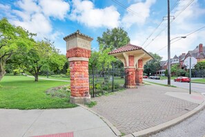 Property grounds - Cozy 2 BR in Short North Convenient Parking (Columbus)