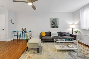 TV, offices - Cozy 2 BR in Short North Convenient Parking (Columbus)