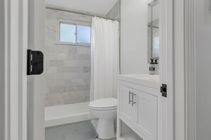 Baignoire, séchoir à cheveux, serviettes fournies