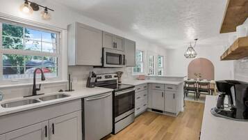 Geladeira, micro-ondas, fogão, cooktop