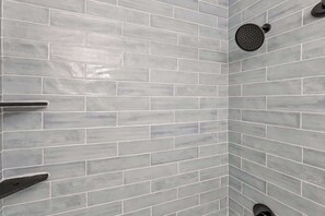 Bathtub, hair dryer, towels, shampoo - Electric Ave. - 3 BDR and Back Yard (Westerville)